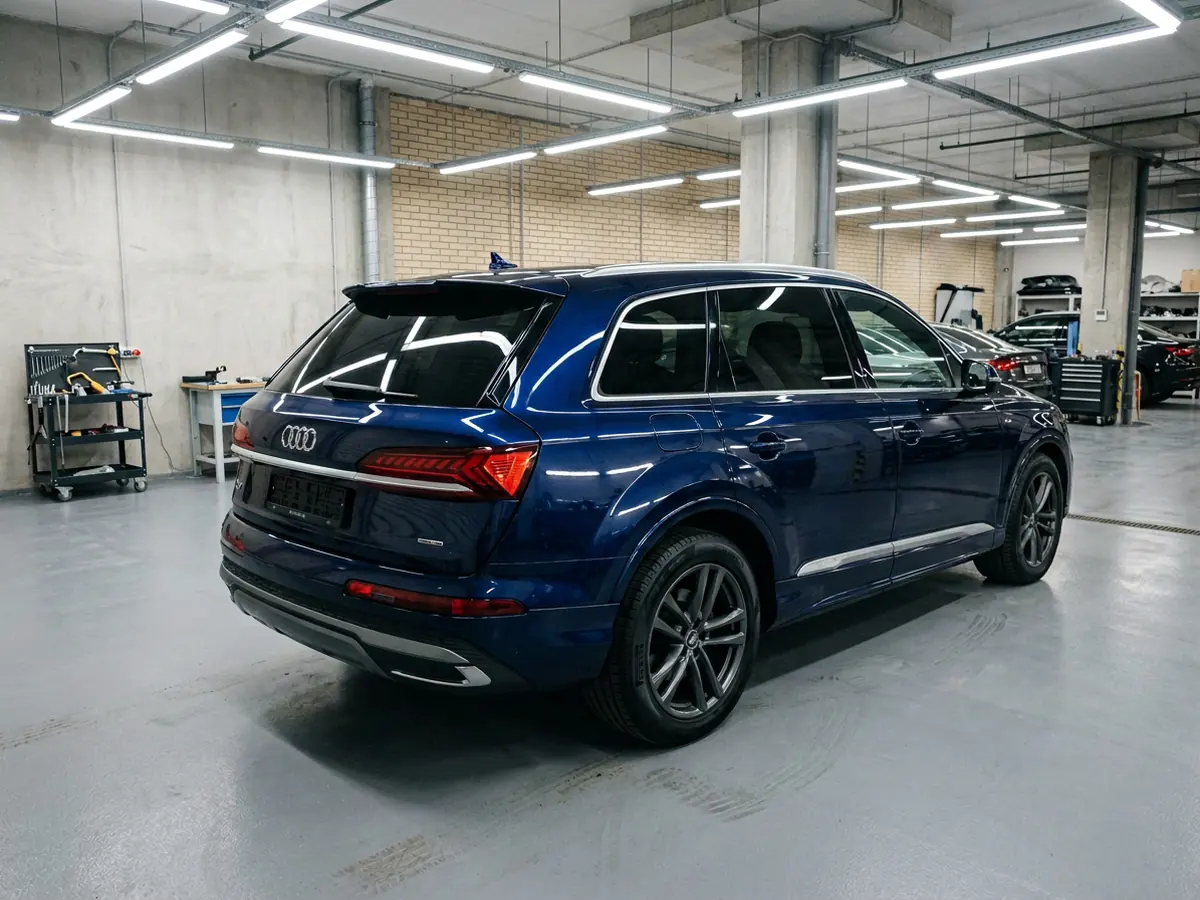 Audi Q7 — вмятина на задней двери без покраски